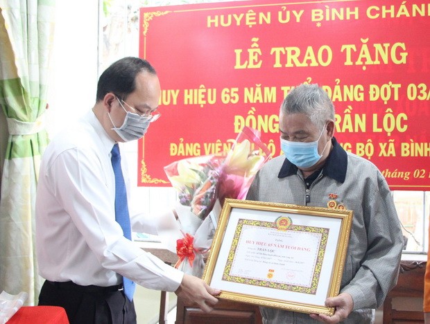 各郡縣向黨員頒授黨齡紀念章 ảnh 1