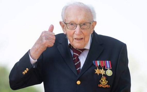 英國百歲老兵湯姆‧莫爾因感染新冠病毒而去世。（圖源：互聯網）