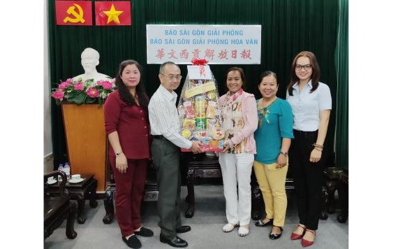 范興主任(左二)接受代表團贈送禮物。