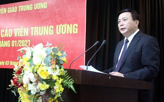 黨中央政治局委員、胡志明國家政治學院院長、中央理論委員會主席阮春勝在會上簡報有關黨“十三大”的結果。（圖源：黃秀）