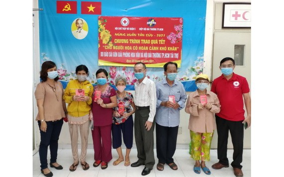 本報領導與第五郡紅十字會主席向華人贈送禮物。