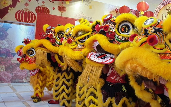 堤岸龍獅迎新春喜氣洋洋 。
