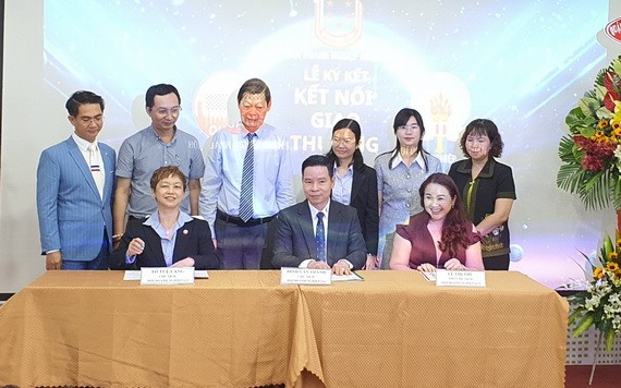 第五、六與十一郡商會代表簽署合作協議。