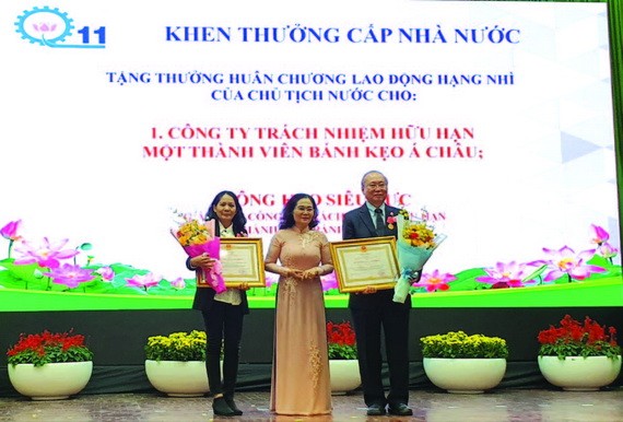 高肇力先生個人和亞洲餅家集體分別獲得國家 授予二等勞動勳章。