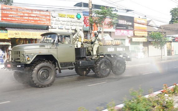 平陽省防疫人員在該省疫區的街道上進行噴霧消毒。（圖源：月潮）