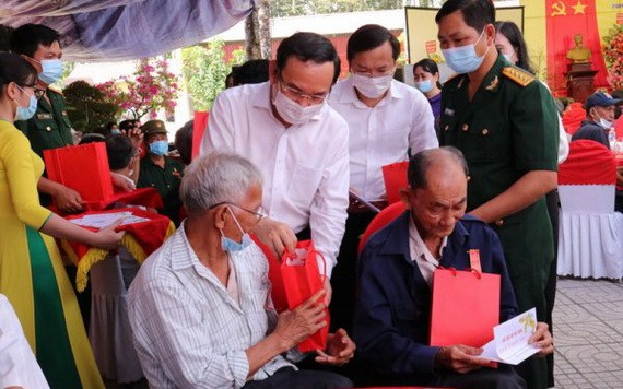 市委書記阮文年向退休幹部拜年。（圖源：仲球）