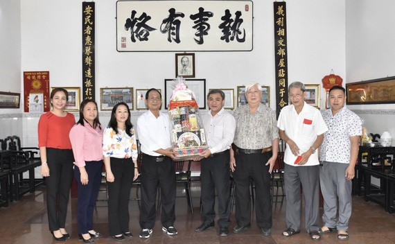 市民族處新主任黃文鴻玉（右四）和陪同團與義安會館理事會成員合照留念。