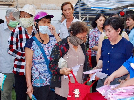 黎美淵向(右一)越華同胞贈送口罩和防疫手冊。