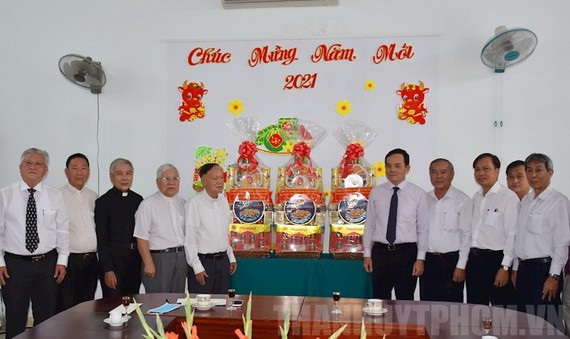 市委常務副書記陳留光（右五）親往探望市天主教團結委員會及越南南方基督教總聯會並祝賀新年。（圖源：市黨部新聞網）