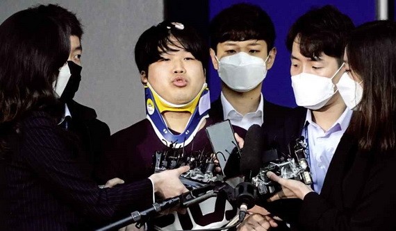 韓國「N號房」主犯趙主彬（中）在接受採訪。