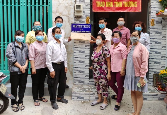 本報編委文忠孝（後排左二）與地方領導向陳明雄、張巧珍夫婦分享擁有新屋的喜悅。