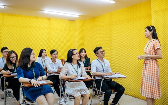 六旬學生陶氏舒（第一排、中間）在文憲大學上課時。