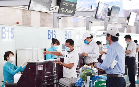 圖為乘客在機場辦理登機手續。（圖源：耀基）