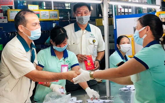 TaeKwang Vina公司工會代表向工人們賀年並派發紅包。（圖源：陶芳）