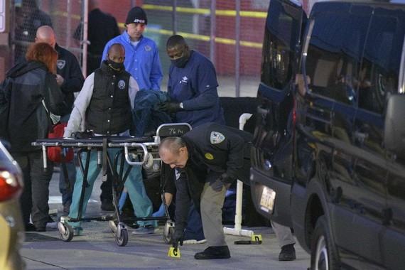 圖為警方勘察現場。（圖源：AP）