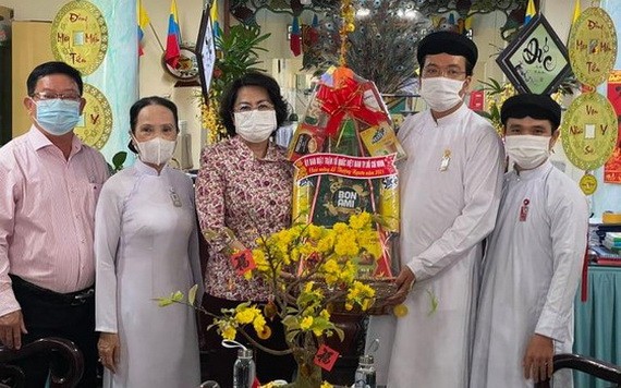 蘇氏碧珠主席(左三)向西寧高台教聖會代表祝賀。