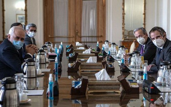 2月21日，在伊朗德黑蘭，伊朗外交部長扎里夫（左一）和國際原子能機構總幹事格羅西（右一）舉行會談。（圖源：新華社）