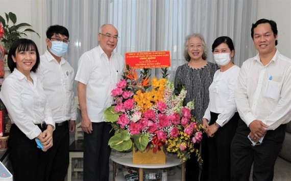 本市領導探望模範醫生