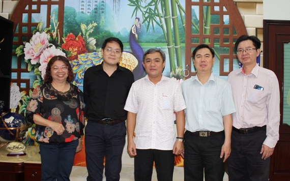 大同進公司總經理陳志強(左二)與市民族處領導合照留念。