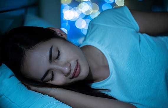 正確時間睡眠、進入深眠，可讓生長激素大量分泌，對肌膚、毛囊和脂肪代謝都有幫助。(圖源：Shutterstock)