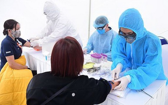 醫護人員是首要優先接種疫苗對象。（圖源：VNE）