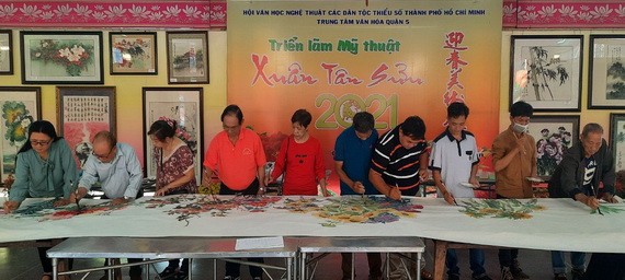 華人畫家合繪“向陽花卉喜迎春”