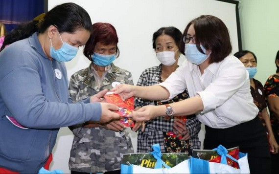 市婦聯會贈送禮物給華人婦女