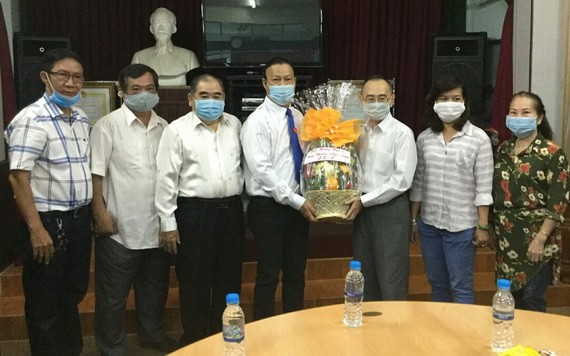 范興主任（右三）祝賀第五郡東醫會醫師節日快樂。