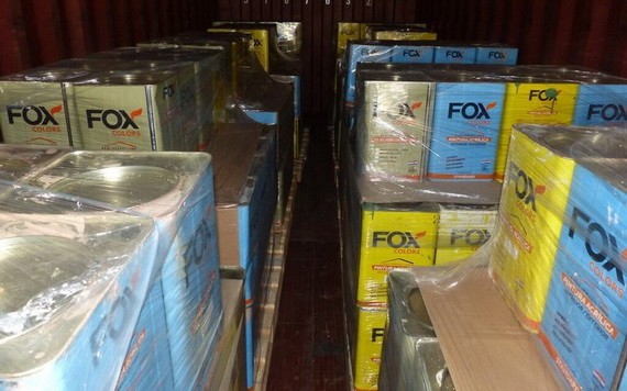 查獲的毒品就藏在這些錫罐裡。（圖源：EPA）