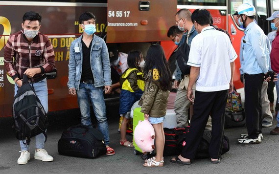 平盛郡舊東區車站迎接來自順化、峴港市的乘客。