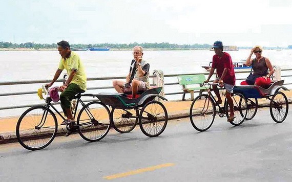 遊客乘坐拉車觀光新關市 。