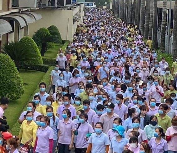 本月25日上午，前江Simone手袋有限責任公司的約8200名工人一律停工。（圖源：美萍） 