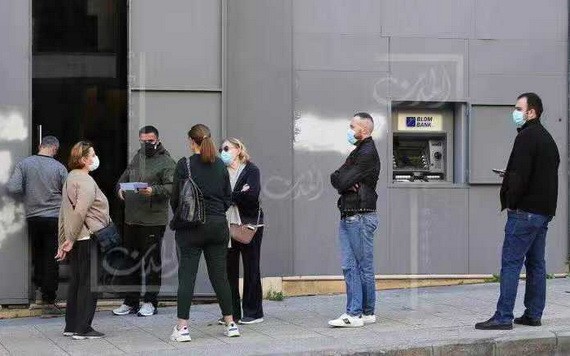 當天，貝魯特港口工人舉行罷工活動，抗議以1：1500的官方匯率計算報酬。（圖源：互聯網）