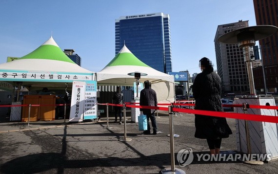 韓國民眾待接受病毒檢測。（圖源：韓聯社）