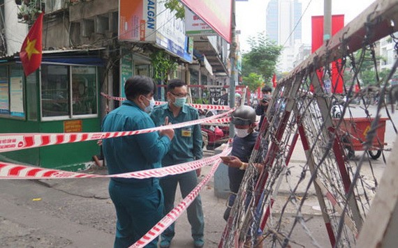 參加新冠肺炎疫情防控工作力量正在執行任務。