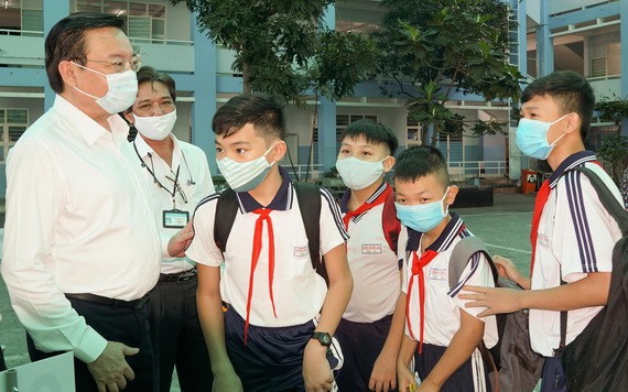 市教育與培訓廳長黎鴻山檢查學校的防疫工作。（圖源：黃雄）