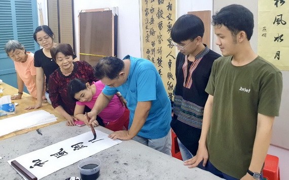 林漢城老師給學生上課一瞥。