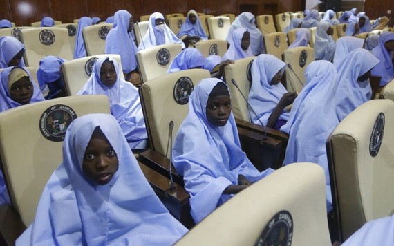 獲釋女學生在一幢政府建築物內聚集。（圖源：AP）