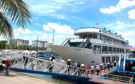 許多遊客在遊覽觀光下龍灣旅程中，喜歡選擇乘坐遊艇漫遊海灣過夜的旅遊服務項目。（圖源：光壽）