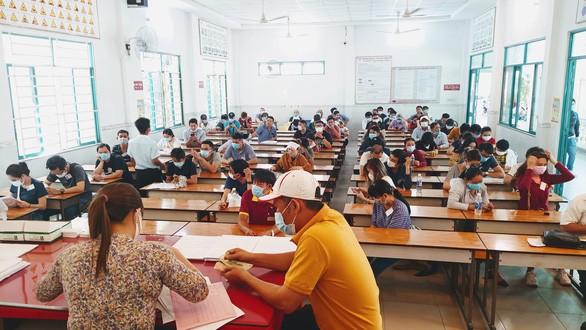 進入駕照理論考場的考生都須佩戴口罩，並保持座位間隔。（圖源：文平）