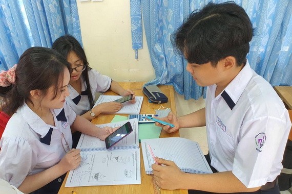 多所高中學校允許學生使用手機解答考題。