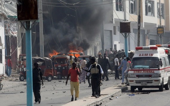 安全部隊在爆炸發生後到場處理。（圖源：路透社）