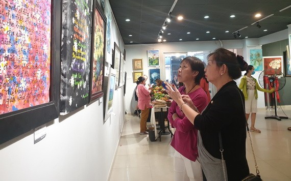 華人女畫家何麗華(前)、馮錦萍(後) 參觀畫展。