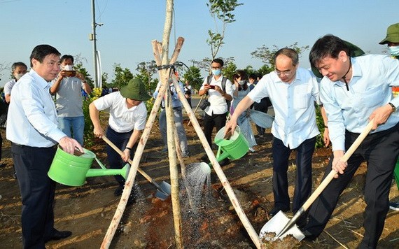 市領導種植綠樹。（圖源：越勇）