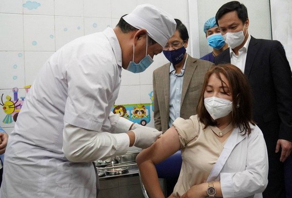 本市女醫生獲接種新冠疫苗。（圖源：VGP）