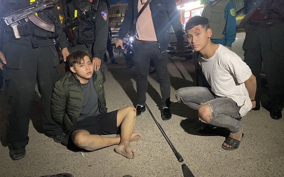 兩名青年攻擊911巡邏警力被當場制服。