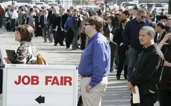 人們排隊參加招聘會。（圖源：AP）