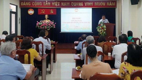 吳青山副主席向各代表介紹比賽內容。