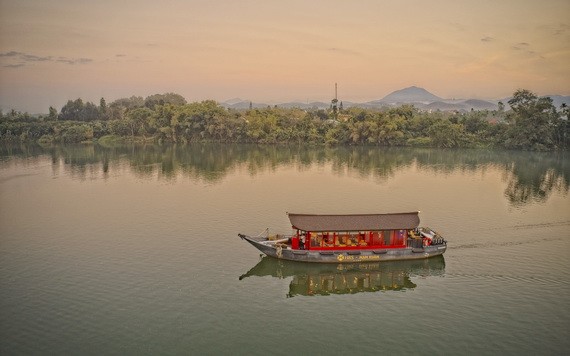 乘坐遊船觀賞香江美景