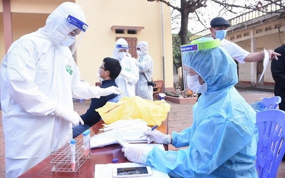 海陽省對接受集中隔離者進行新冠病毒核酸採樣檢測。（圖源：T.N）